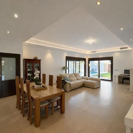 In Walking Distance To Amenities بيت للعطل *