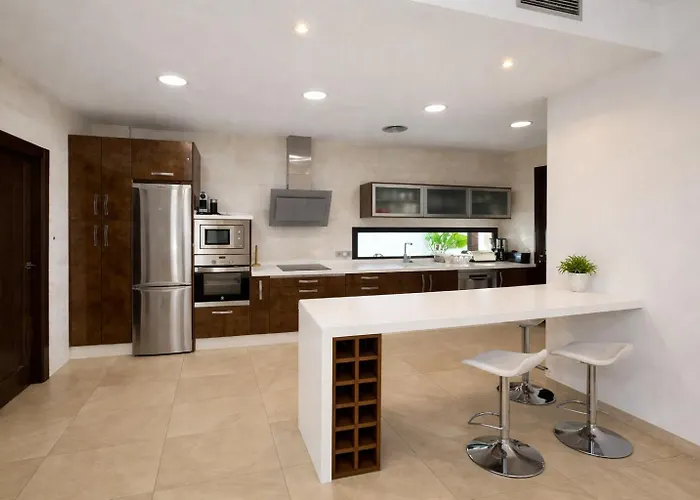 In Walking Distance To Amenities בית נופש